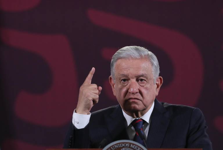 $!El presidente de México, Andrés Manuel López Obrador, habla este martes durante una rueda de prensa en Palacio Nacional en la Ciudad de México.