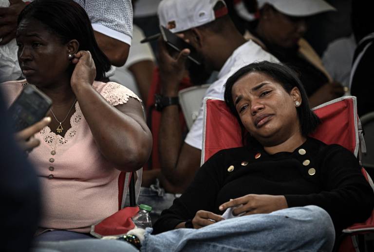 $!Familiares y amigos esperan noticias de sus seres queridos afuera de la discoteca Jet Set.