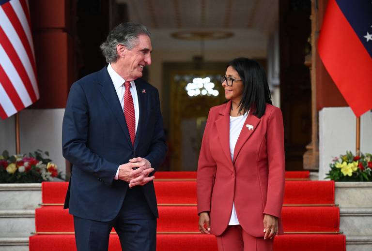 $!La presidenta interina de Venezuela, Delcy Rodríguez, y el secretario del Interior de EE. UU., Doug Burgum, reaccionan tras su reunión en el Palacio Presidencial de Miraflores.