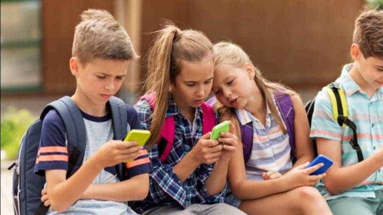 Por este motivo se prohibirán los celulares en las escuelas de Nueva Zelanda