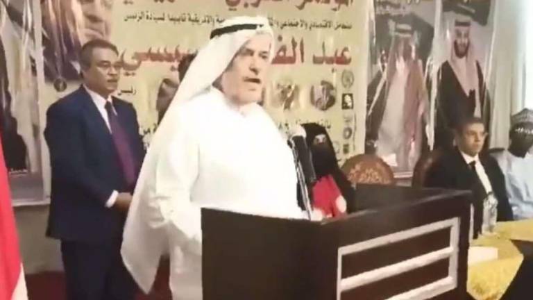 VIDEO: Impactante muerte de embajador saudí mientras daba un discurso