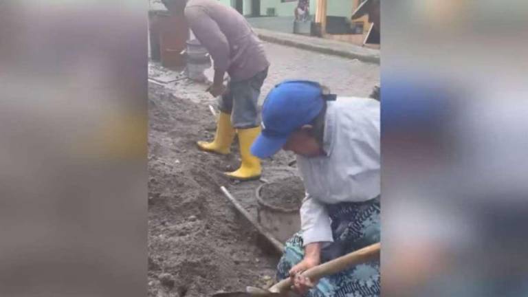 Adulta mayor que trabaja en albañilería en Puyo inspira a usuarios en redes sociales