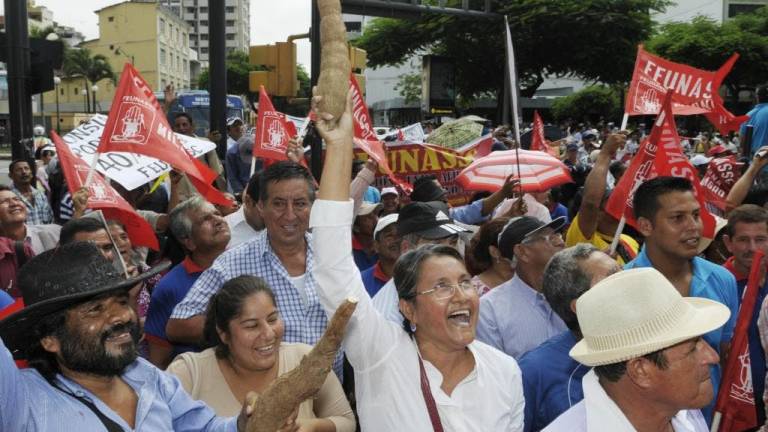 Afiliados al Seguro Social campesino protestan en Guayaquil y Riobamba