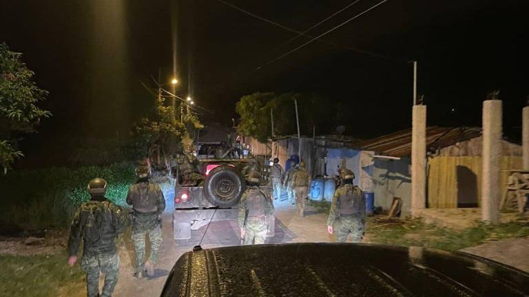 Fuerzas Armadas decomisan 4.200 galones de combustible en la frontera norte de Esmeraldas