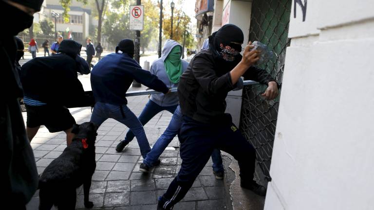Dos jóvenes muertos en incidente tras masiva marcha de estudiantes en Chile