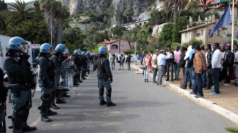 Italia dispersa a inmigrantes en la frontera con Francia