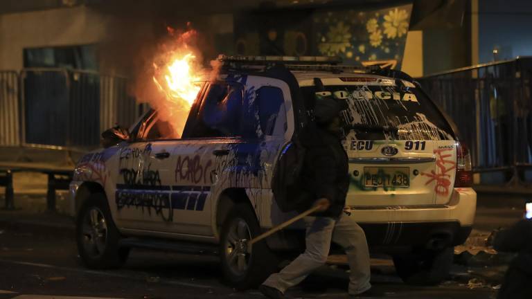 Manifestantes quemaron otro patrullero de la Policía Nacional en Quito