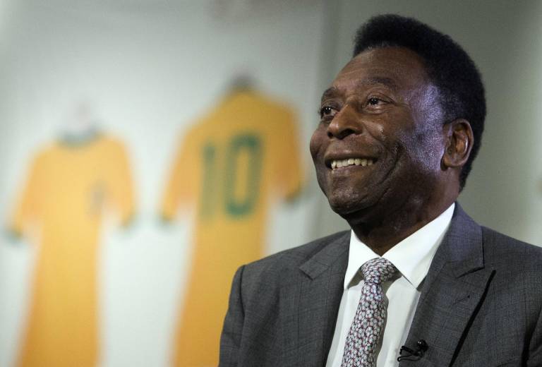 $!La leyenda del fútbol brasileño Pelé asiste a una vista previa de una subasta de sus pertenencias llamada 'Pele: The Collections' en el centro de Londres, Gran Bretaña, el 1 de junio de 2016.