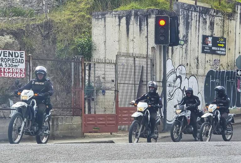 $!Esta semana, al menos seis prisiones se vieron envueltas en motines contra una intervención realizada por las FF.AA. en un reclusorio de Latacunga, lo que, al parecer, también saltó a las calles con la explosión de varios coches bomba en Cuenca y en la capital Quito.