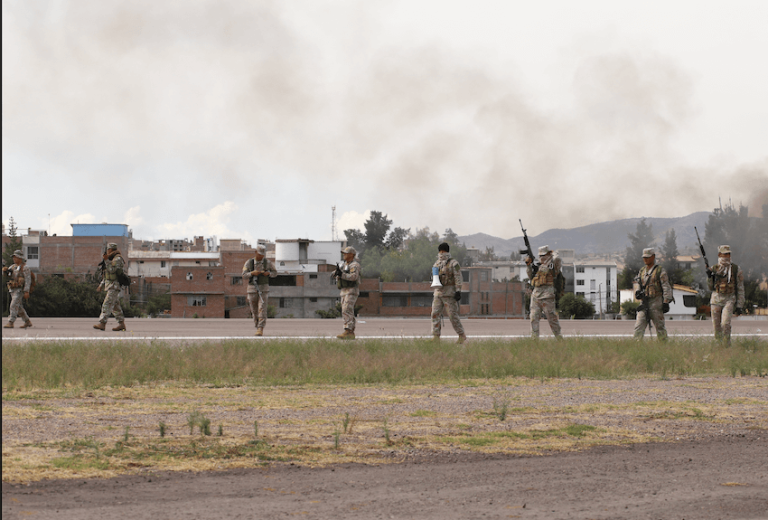 $!El 15 de diciembre, día de inicio del estado de emergencia, hubo presencia militar con armas de fuego de largo alcance en las inmediaciones y alrededores del aeropuerto de Huamanga.