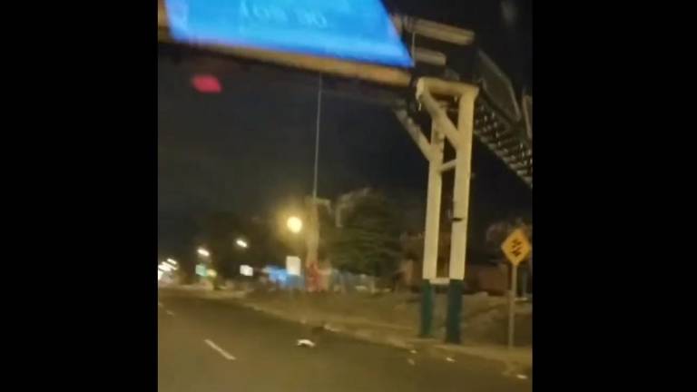 Cadáveres alarman en Esmeraldas: los fallecidos aparecieron colgados en un puente peatonal