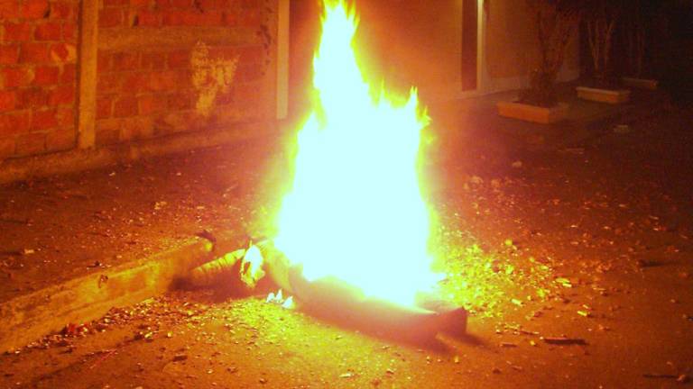 Costosa multa si quema su monigote en una zona prohibida por el Municipio