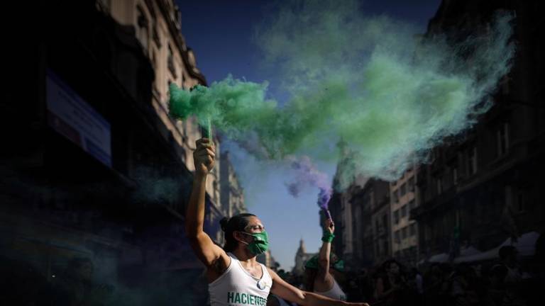 Verdes y celestes vuelven a las calles argentinas al debatirse ley del aborto