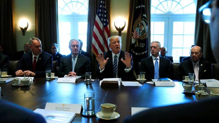 Trump se reúne por primera vez con su gabinete ministerial
