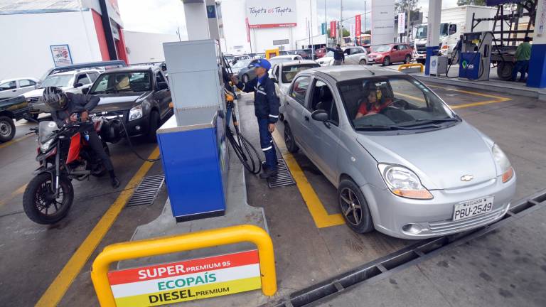Un vehículo recarga gasolina en una estación de servicio en Quito.