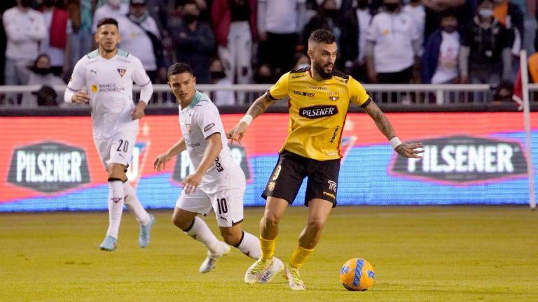 Barcelona SC califica de bochornosos y violentos los ataques contra el bus que transportaba al plantel en Quito