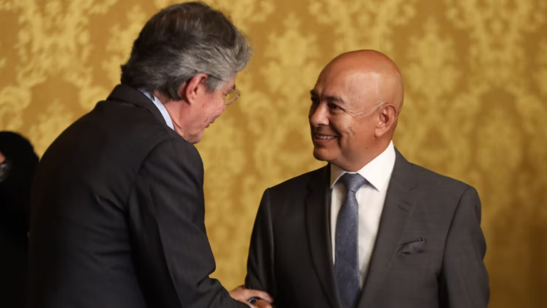 Luis Hernández (derecha) fue nombrado ministro de Defensa entre 2021 y 2022, durante el mando de Guillermo Lasso.