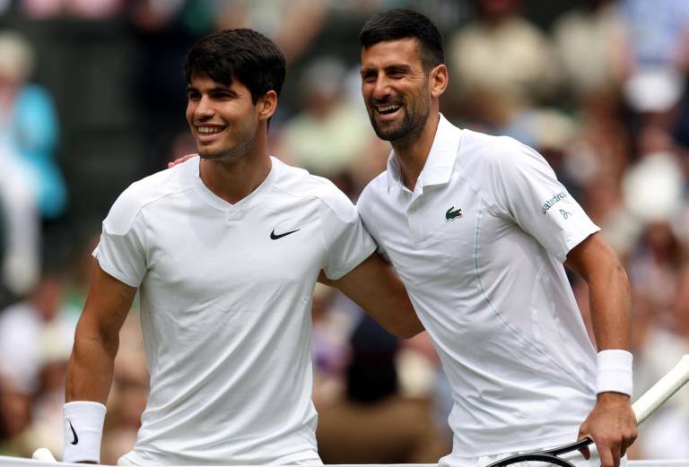 $!Wimbledon (United Kingdom), 14/07/2024.- Carlos Alcaraz y Novak Djokovic posan antes del encuentro en Wimbledon.