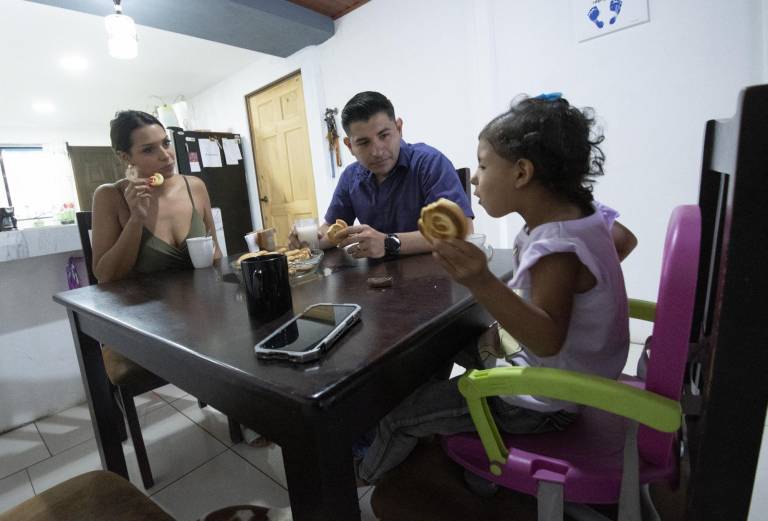 $!La concursante de Miss Costa Rica 2023 Yoselyn Porras, su esposo Alex Moreira y su hija Sarah Moreira conversan en su casa en Alajuela, Costa Rica.