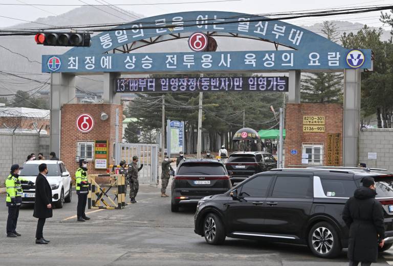 $!Imagen del arribo del cantante Jin de BTS a las instalaciones militares donde realizará su entrenamiento.