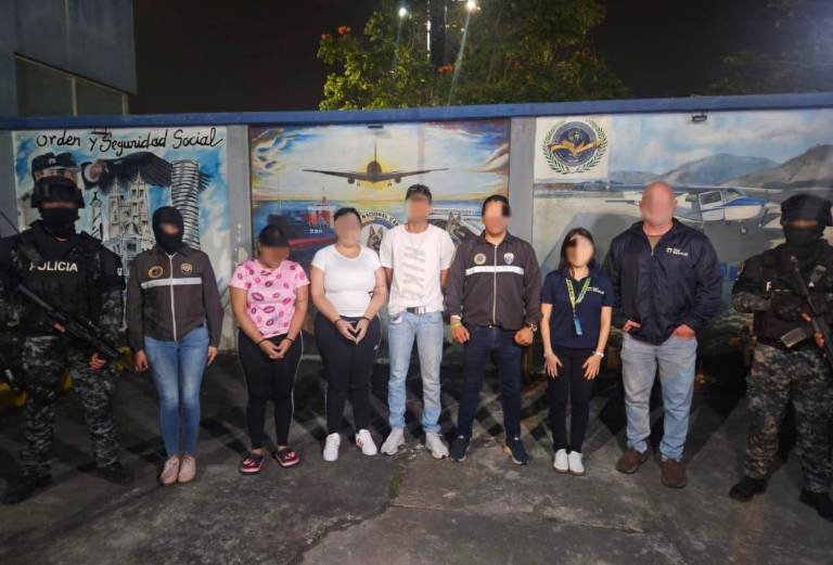 $!Fotografía de los tres detenidos, bajo custodia policial.