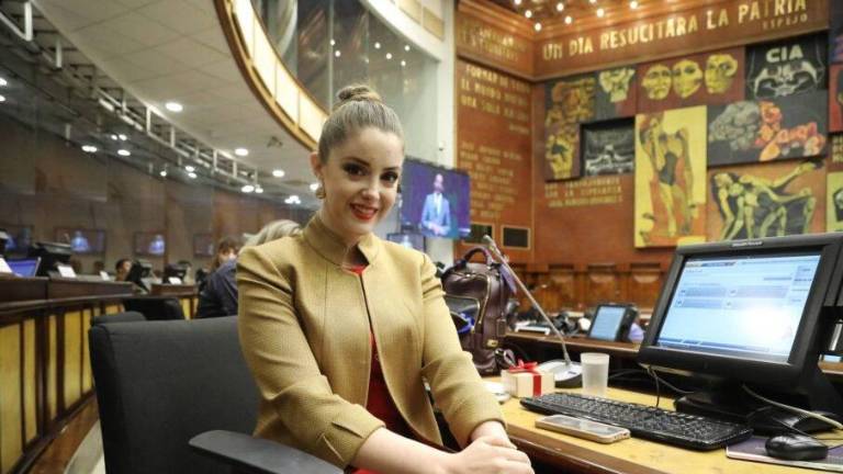 Inusual momento en la Asamblea: citador judicial ingresó al Pleno para notificar a Mónica Palacios