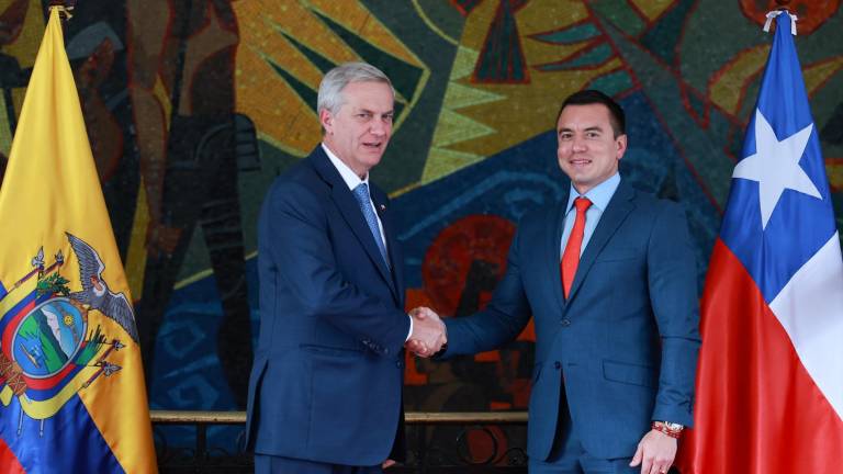 El mandatario ecuatoriano Daniel Noboa estrecha la mano de José Antonio Kast, presidente electo de Chile, el pasado 23 de diciembre.