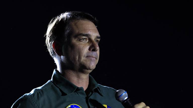 Flávio Bolsonaro llega a EE.UU. tras desafiar orden judicial que le impedía salir de Brasil