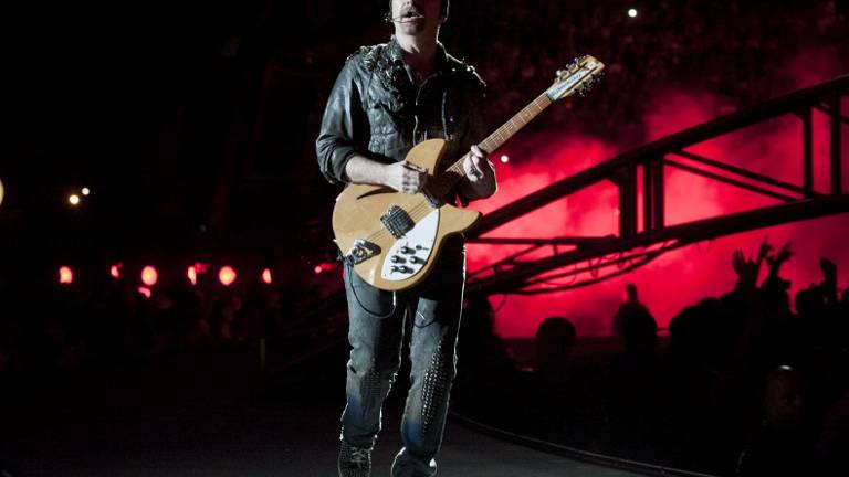 The Edge cae del escenario en primera noche de concierto de U2