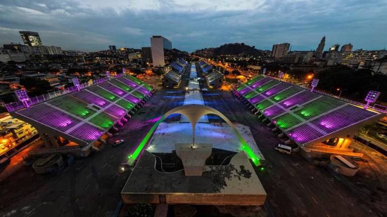 Un Sambódromo de Río vacío con iluminación para víctimas de covid