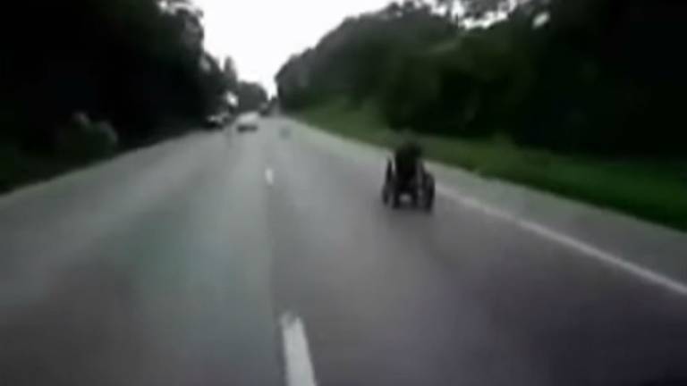 Un anciano alemán circula por una autopista en silla de ruedas