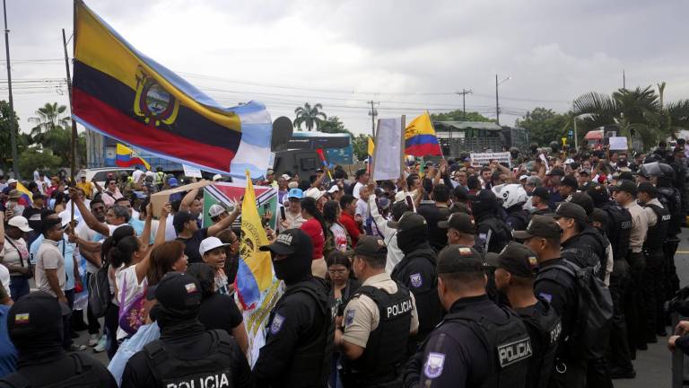 Hasta los exteriores de la Universidad Ecotec, dónde sesiona la Asamblea Nacional, llegó un nutrido grupo de personas a gritar consignas en contra de la ley para la eficiencia de los GAD.