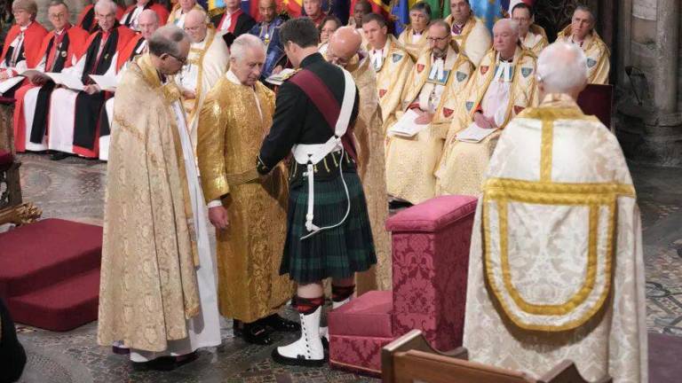 ¡Dios salve al rey Carlos!, gritaron los asistentes dando inicio a la ceremonia con este reconocimiento, acompañado de una fanfarria de trompetas.