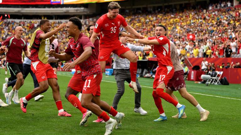 Ruben Vargas celebra con sus compañeros tras marcar el quinto penal de la tanda que dio la victoria a su equipo durante el partido de octavos de final de la Copa Mundial de la FIFA 2026 entre Suiza y Colombia.