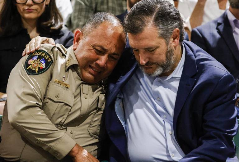 $!El alguacil del condado de Uvalde, Rubén Nolasco (izq.), llora mientras el senador estadounidense Ted Cruz de Texas (der.) lo consuela durante una reunión comunitaria en el Fairplex del condado de Uvadle..