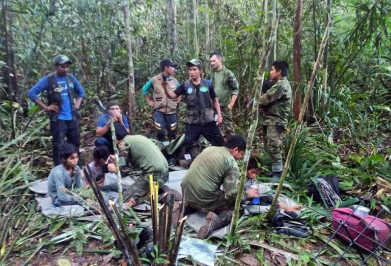 $!Fotografía cedida, el 9 de junio de 2023, por las Fuerzas Militares de Colombia que muestra a soldados e indígenas mientras atienden a los niños rescatados tras 40 días en la selva, en Guaviare (Colombia). EFE/Fuerzas Militares de Colombia