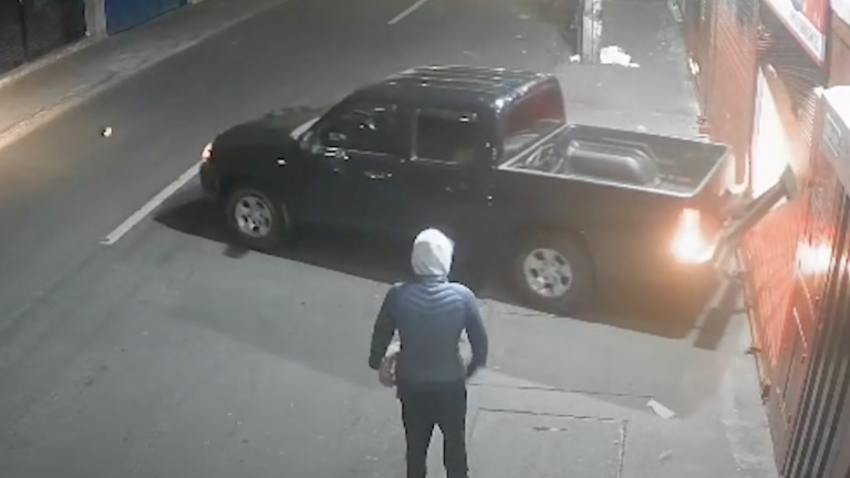 Padre e hijo se dedicaban a robar locales en Quito con una camioneta adaptada