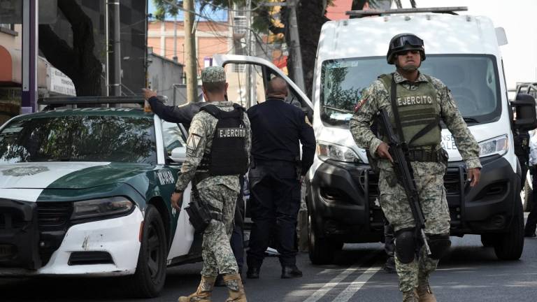 Soldados del ejército patrullan cerca de la escena del crimen del asesinato de José Muñoz y Ximena Guzmán en la Ciudad de México el 20 de mayo de 2025.