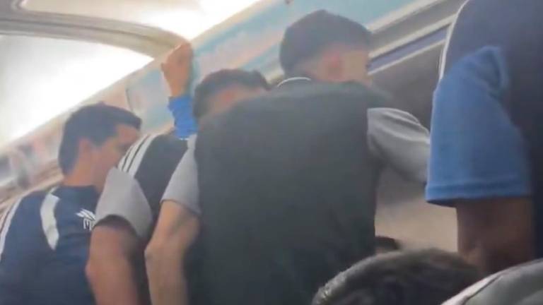 Tensión en el vuelo de Emelec: hincha reclama al plantel tras la derrota ante Liga de Quito