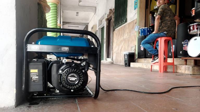 Los generadores eléctricos escasean en una ciudad como Guayaquil, con ferviente actividad comercial.