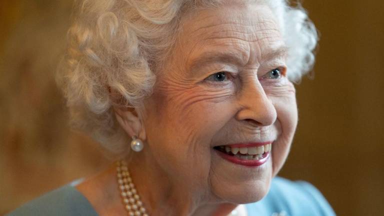 La reina Isabel II tiene COVID-19, anuncia el palacio de Buckingham