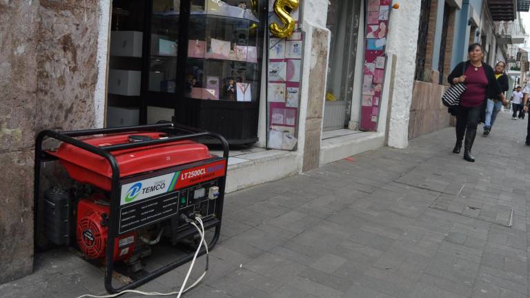 Fotografía tomada en noviembre del 2023, durante los racionamientos eléctricos dispuestos en el Gobierno de Guillermo Lasso, que muestra a varios locales comerciales del centro histórico de Cuenca con generadores de energía eléctrica. En abril de este año, ahora durante la administración de Daniel Noboa, los cortes de luz diarios volvieron y estas escenas se repiten en grandes ciudades.
