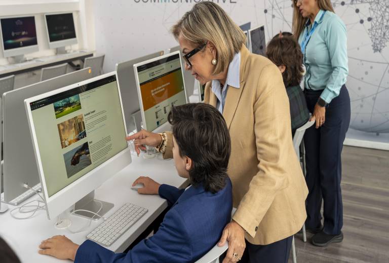 $!Patricia Ayala de Coronel, Rectora de Liceo Panamericano Samborondón junto a un estudiante.