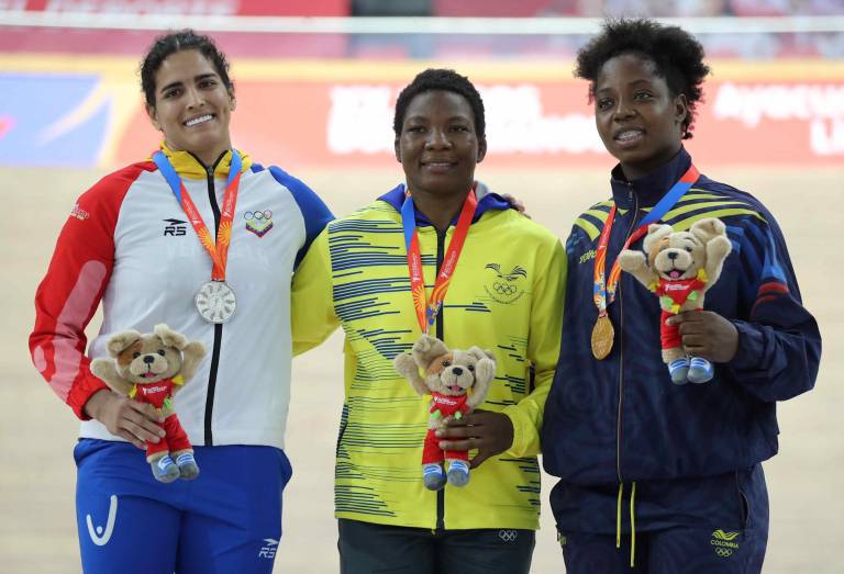 $!La ganadora de la medalla de oro, Genesis Reasco (c) de Ecuador, posa junto a la medalla de plata, Maria José Acosta (i) de Venezuela, y la medalla de bronce, Tatiana Rentería de Colombia.