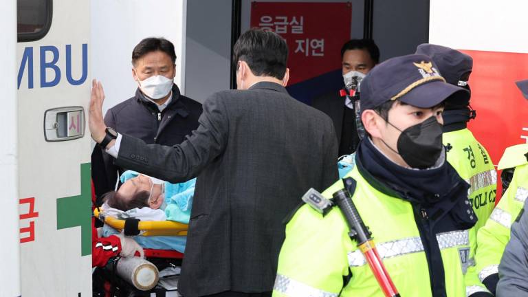 El líder de la oposición de Corea del Sur, Lee Jae-myung, fue apuñalado por un hombre que se hacía pasar por su simpatizante