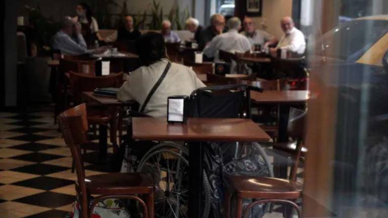 Hombre abandona a su mamá de 68 años en un bar: Ya hice mucho por ella