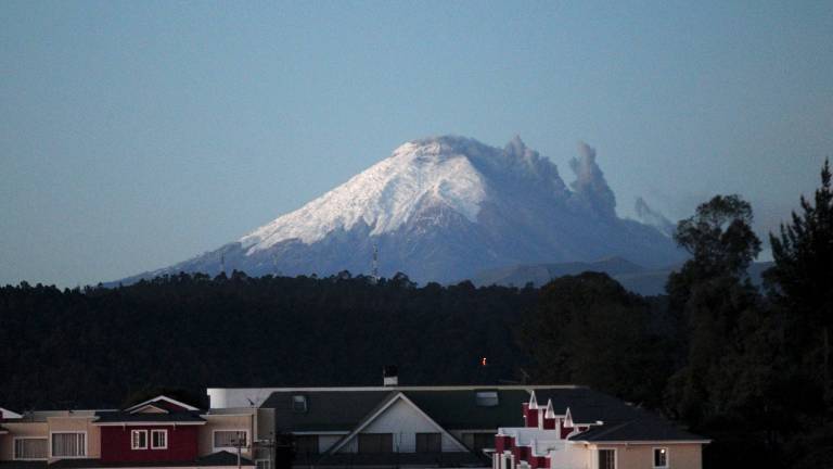 Se registra leve emisión de ceniza del volcán Cotopaxi