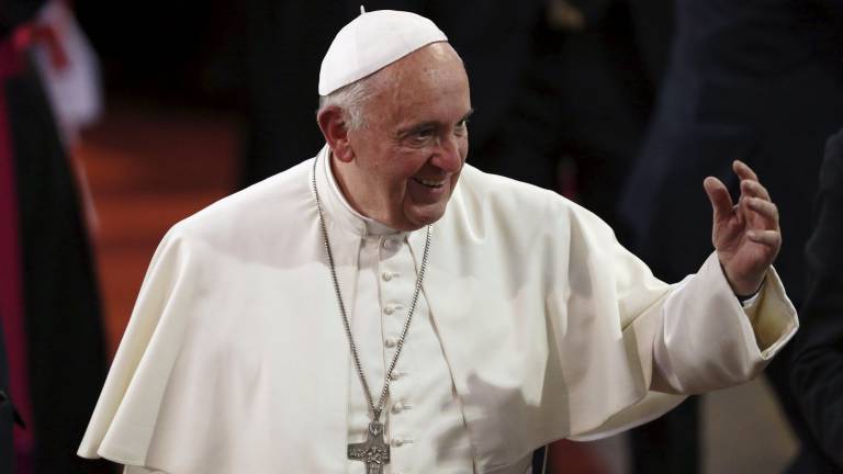 Forman cordón humano para recibir al papa en Asunción