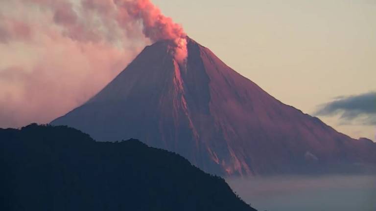 Se registra columna de gases y ceniza sobre el volcán Sangay