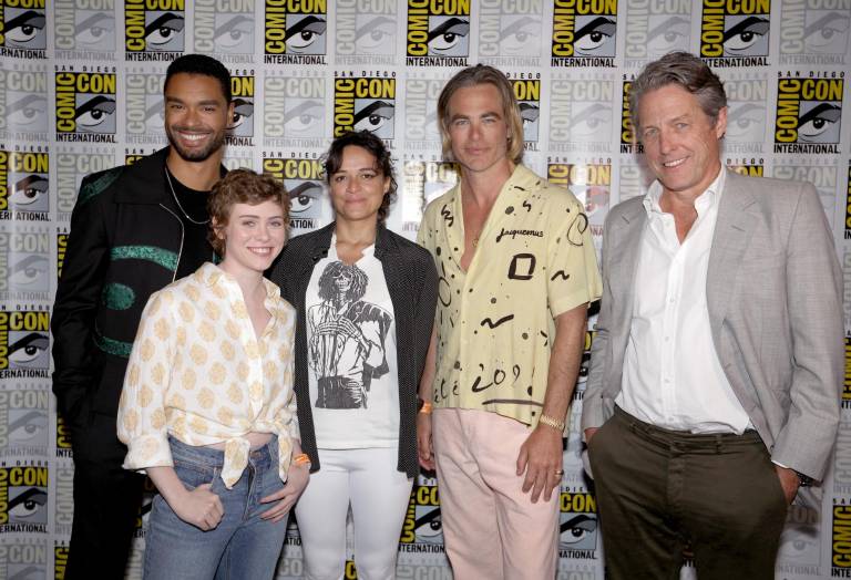 $!De izquierda a derecha: Regé-Jean Page, Sophia Lillis, Michelle Rodriguez, Chris Pine, y Hugh Grant en la presentación de Calabozos y Dragones realizada durante la Convención de San Diego.